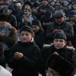 Всё моложе становится умма Киргизии. Но тревожит, что около 15 % детей не ходят теперь в школу, ибо родители говорят «а зачем, всё равно нет смысла». Будет ли будущее у страны? Президент Курманбек Бакиев поздравил своих сограждан: «Дай Аллах, чтобы в этот