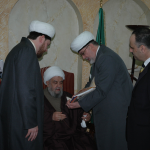 Умар-хазрат Идрисов вручает главе шиитской общины шейху Абдель Амиру Каббалану издания ИД «Медина»