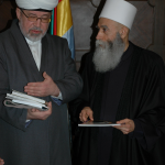 Умар-хазрат Идрисов вручает главе друзов Ливана шейху Наиму Хасану издания ИД «Медина»
