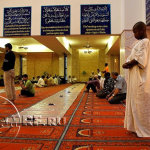 Вечернее разговение начинается с фиников, которые разложены в тарелках на полу мечети
