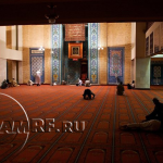 Некоторые мусульмане остаются ночевать в мечети во время поста, проводя ночь в молитве и чтении Корана