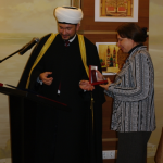 Арслан-хазрат Садриев вручает Орден СМР «Аль-Фахр» II степени профессору НГЛУ им. Добролюбова, д.и.н. Ольге Сенюткиной