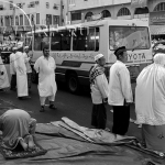 Мечети Мекки не способны вместить все огромное число молящихся, поэтому некоторые паломники совершают молитву прямо на улице.