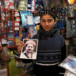 Мальчик-продавец в канцелярской лавке с портретом президента Курдистана Масуда Барзани