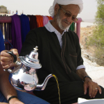 Марокканец обязан напоить гостя чаем из мяты.