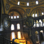 Надписи на арабском и сохранившиеся христианские фрески и мозайки внутри Айя-София.