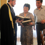 Президент Кыргызстана Роза Отунбаева знакомится с литературой Издательского дома 