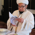 Муфтия Чубака ажы Жалилова знакомят с выпускаемыми изданиями ИД 
