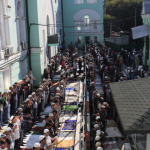 Во дворе Московской соборной мечети во время праздничной молитвы. Фото: IslamRF.Ru