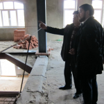 Председатель МРО г. Кострома Хасан Зарипов знакомит Дамир хазрата с ходом строительных работ