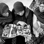 Папуасские мусульманки листают модный глянцевый журнал. Свои же платья они покупают в магазинах секонд-хенда — единственных местах в стране, где можно найти одежду, соответствующую исламским нормам