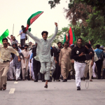 Мусульмане-шииты студенческой организации «Imamia» бегут к посольству США во время анти-американской акции в Исламабаде, 14 сентября 2012 года /Reuters/