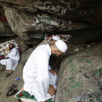 15.	Мусульманские молитвы паломников возле скалы на вершине горы Нур, вблизи входа в пещеру Хира.