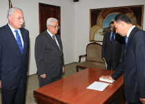 سفير فلسطين لدى روسيا الاتحادية يؤدي اليمين القانونية أمام محمود عباس