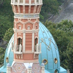 Мечеть Владикавказа одна из красивейших на Кавказе. В этом году ей ровно 100 лет. Но сам город, как и вся наша страна - многоконфессиональны. Вот сзади гранёный купол Армянской церкви, а выше - колокольня Православного храма. Веками верующие стремили