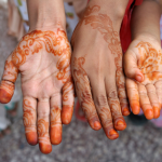 Традиционный макияж йеменских женщин. Такие узоры на ладонях, кистях  рук и щиколотках  ног делаются  раствором хны с  целью оберега от сглаза. Причем  рисунок наносится на ладошки девочек с детских лет.