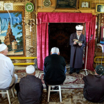 Внутри деревянной мечети с. Чембелей во время пятничной проповеди