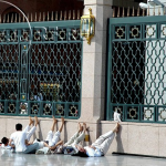 Медина. Внешний двор мечети Пророка. Паломники на отдыхе.