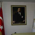Государственый флаг Турции и Управления по делам религии.