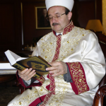 Мехмет Гермез внимательно изучает Тафсир Абдуллы Юсуфа Али, изданный ИД Медина.