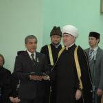 Равиль-хазрат Гайнутдин вручает медали «За духовное единение»