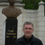 Равиль хазрат Гайнутдин у памятника И. Гаспирнскому в Бахчисарае.