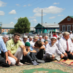 Пятничная молитва у первой Соборной мечети в селе Сафаджай 