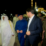 Дамир хазрат Мухетдинов, муфтий Чечни Султан хаджи Мирзоев и Адель аль-Фалях после таравих намаза