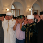 Президент Татарстана впервые совершает праздничный намаз в мечети. Фото: tatartime.ru