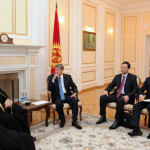 Делегация Совета муфтиев России (слева) во главе с Равилем Гайнутдином. Рядом справа его первый заместитель Дамир Мухетдинов