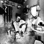 Иса Блэк завтракает в своем доме в деревне Чембе