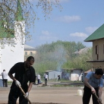 В Саранске прошел республиканский субботник по уборке территории Центральной соборной мечети. Фото ДУМ РМ