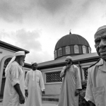 Папуа-новогвинейские мусульмане у входа в джума-мечеть в столице страны Порт-Морсби