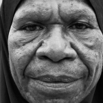 Портрет папуа-новогвинейской мусульманки. Татуировки на лице — следы племенного прошлого