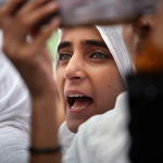 Индийские мусульманские девушки кричат лозунги во время акции протеста в Джамму, Индия, 17 сентября 2012 года /Associated Press/