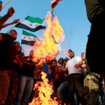 Протестующие с сирийскими флагами выражают солидарность с участниками антиправительственных демонстраций в Сирии, сжигают израильский и американский флаги в Триполи (Ливан), 16 сентября 2012 /Reuters/