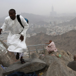 13.	Путь: правоверный мусульман паломник идет по каменистой тропе близко к вершине горы Нур в Саудовской Аравии.