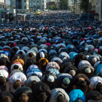 Несколько десятков тысяч человек собралось у Московской Соборной мечети. Проповедь и праздничную молитву в главной российской мечети провел духовный лидер российских мусульман муфтий шейх Равиль Гайнутдин