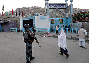 В Афганистане неизвестные убили четырех человек во время молитвы в мечети